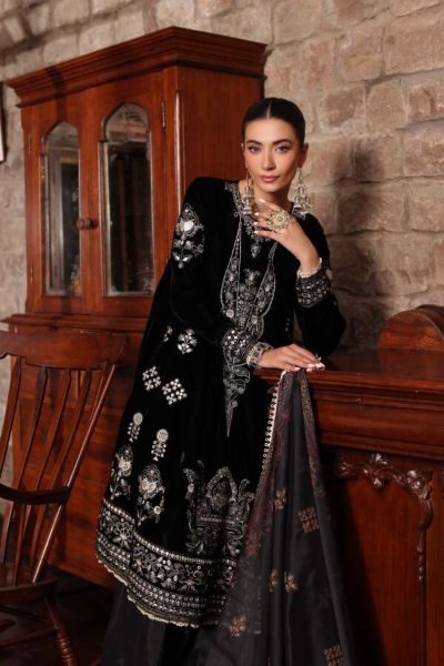 Winter Shawl 2024 Suzaankari by Saadia Aasad