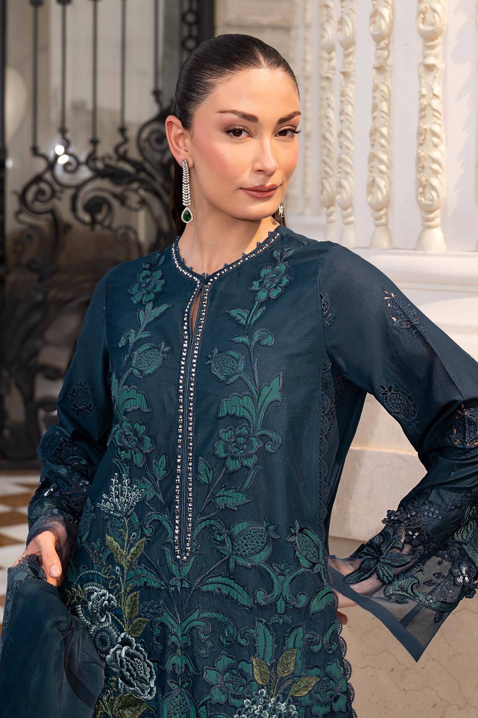 3 Piece Embroidered Lawn Suit - Image 3